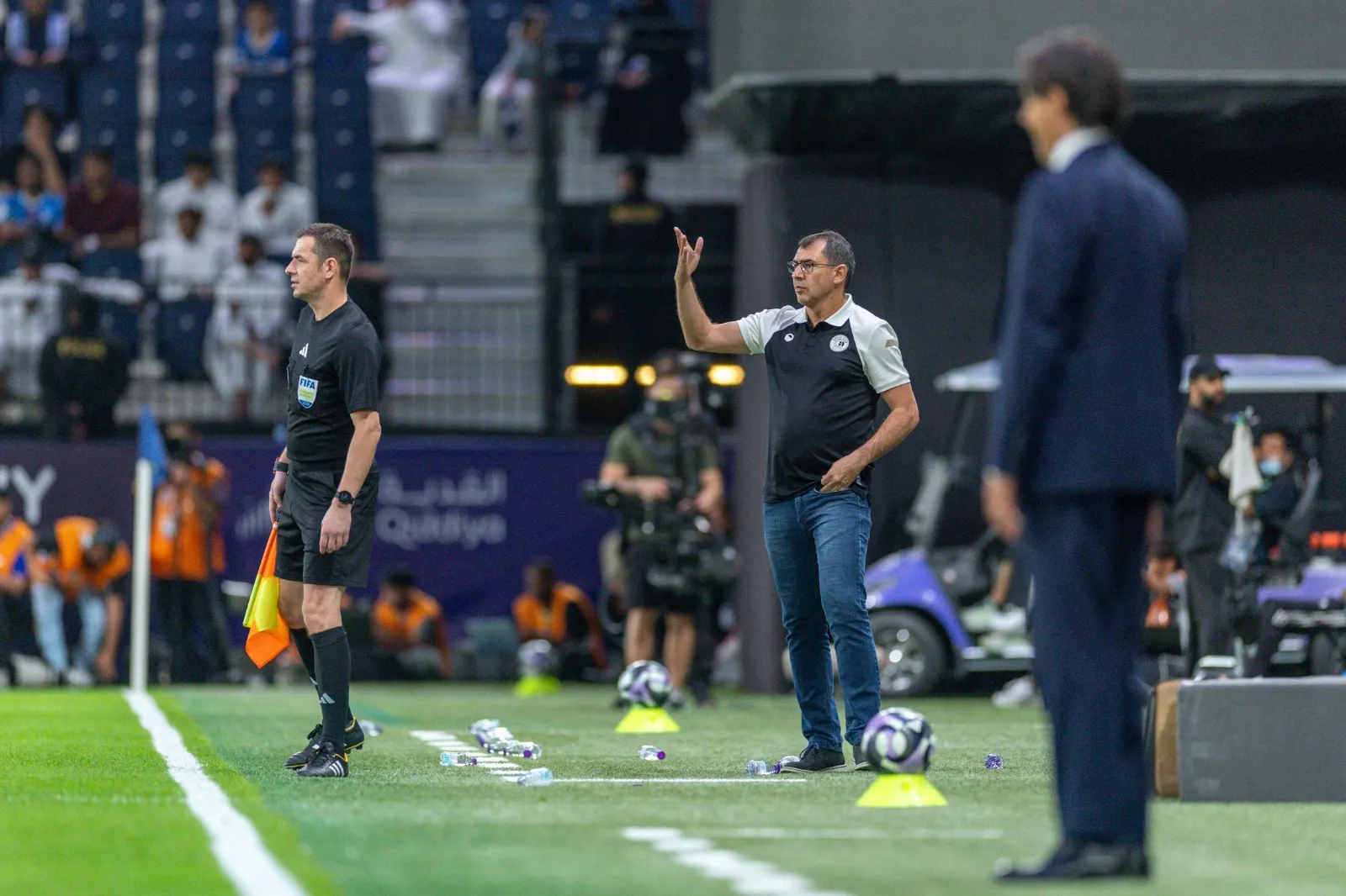 O técnico Fabio Carille, do Damac FC, gesticula durante a partida do Campeonato Saudita entre Al Hilal e Damac, na Kingdom Arena, em 28 de abril de 2026, em Riad, Arábia Saudita. (Foto: Abdullah Ahmed/Getty Images)