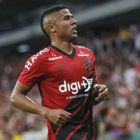 Bergson, ex-Athletico-PR, viraliza após jogo na Malásia