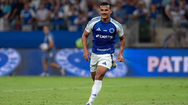 Kaiki Bruno jogador do Cruzeiro comemora seu gol durante partida contra o Bragantino no estadio Mineirao pelo campeonato Brasileiro A 2025.