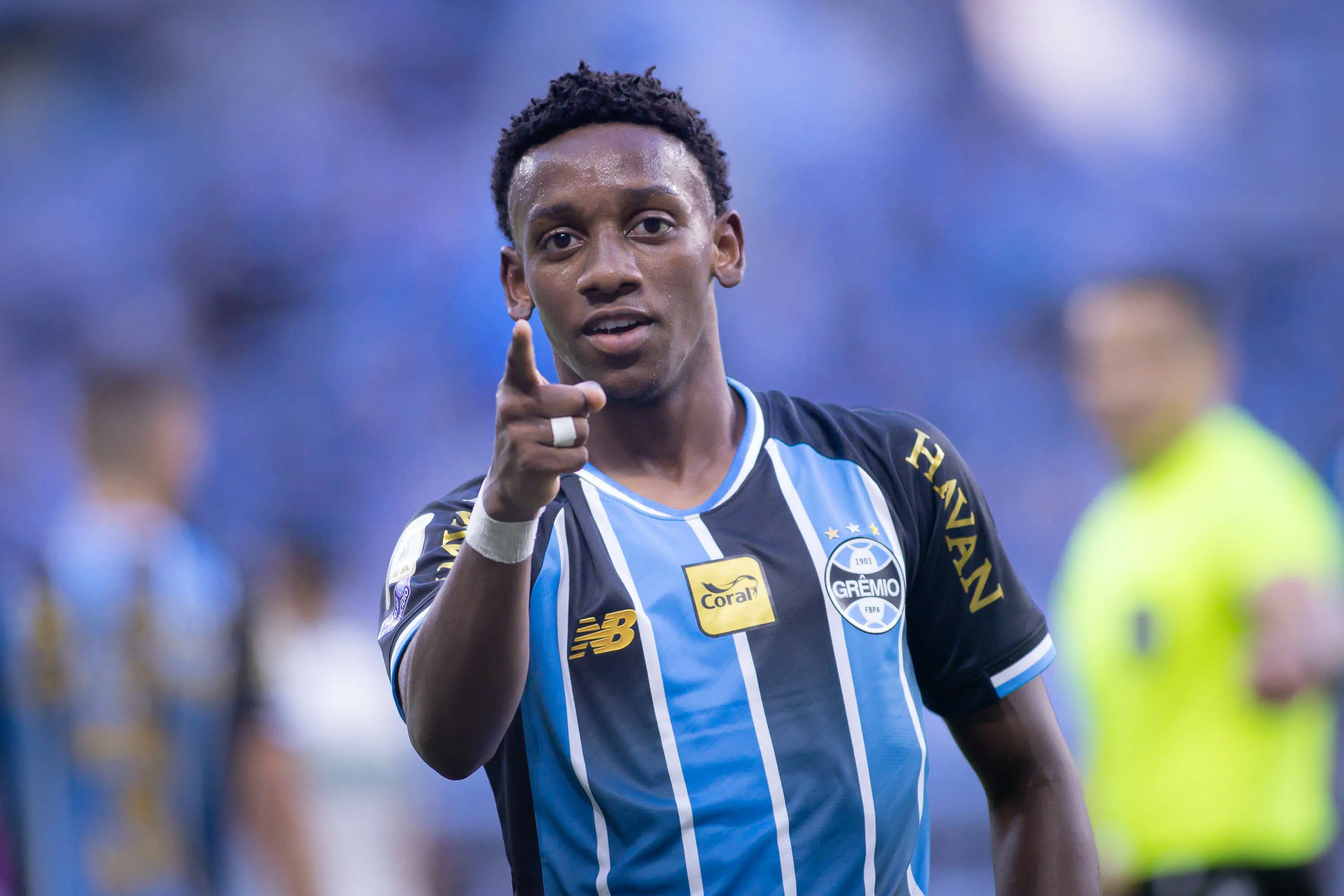 Gabriel Mec jogador do Gremio comemora seu gol durante partida contra o Coritiba no estadio Arena do Gremio pelo campeonato Brasileiro A 2026. Foto: Maxi Franzoi/AGIF