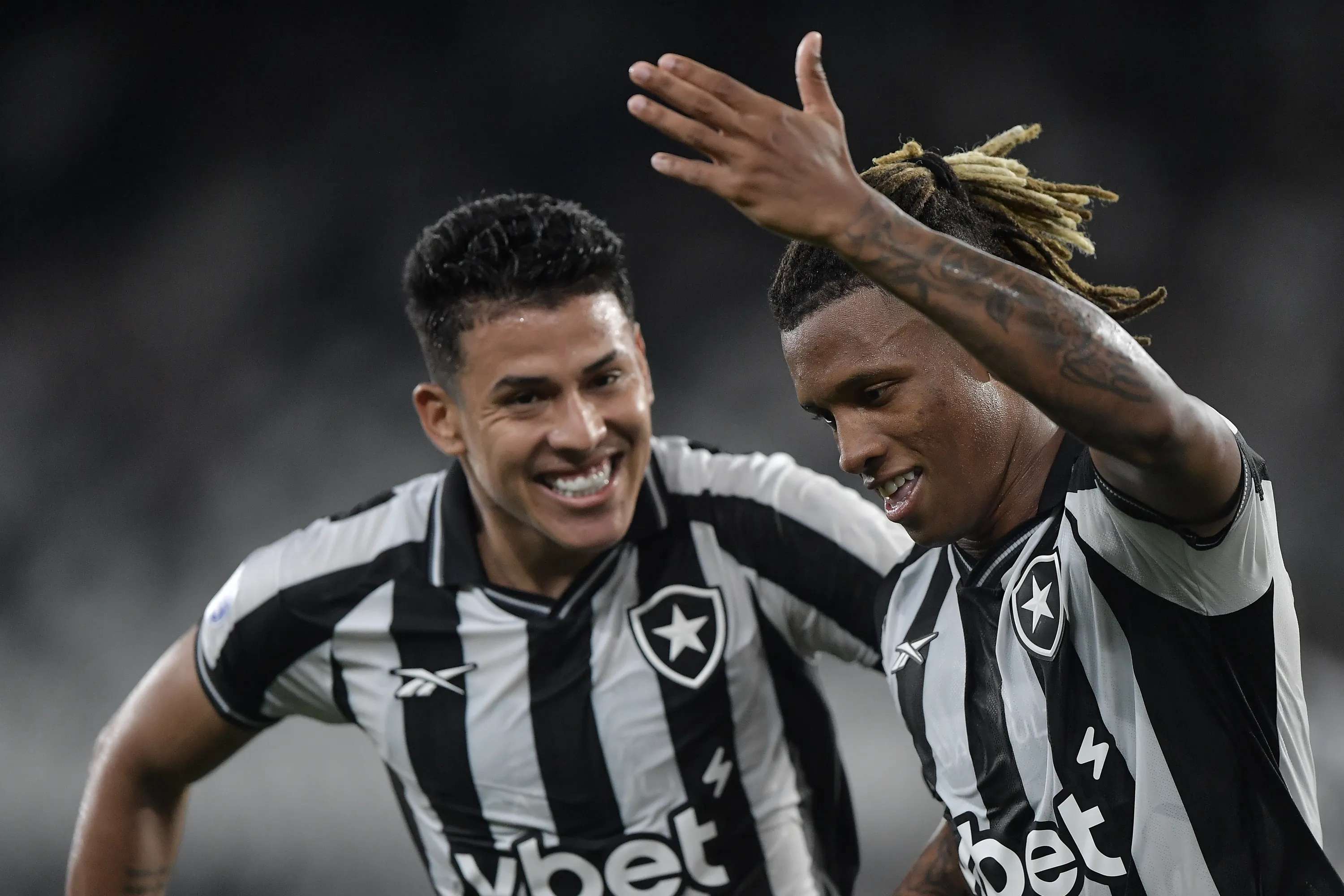 Danilo jogador do Botafogo comemora seu gol com Matheus Martins jogador da sua equipe durante partida contra o Racing no estadio Engenhao pelo campeonato Copa Sul-Americana 2026. Foto: Thiago Ribeiro/AGIF