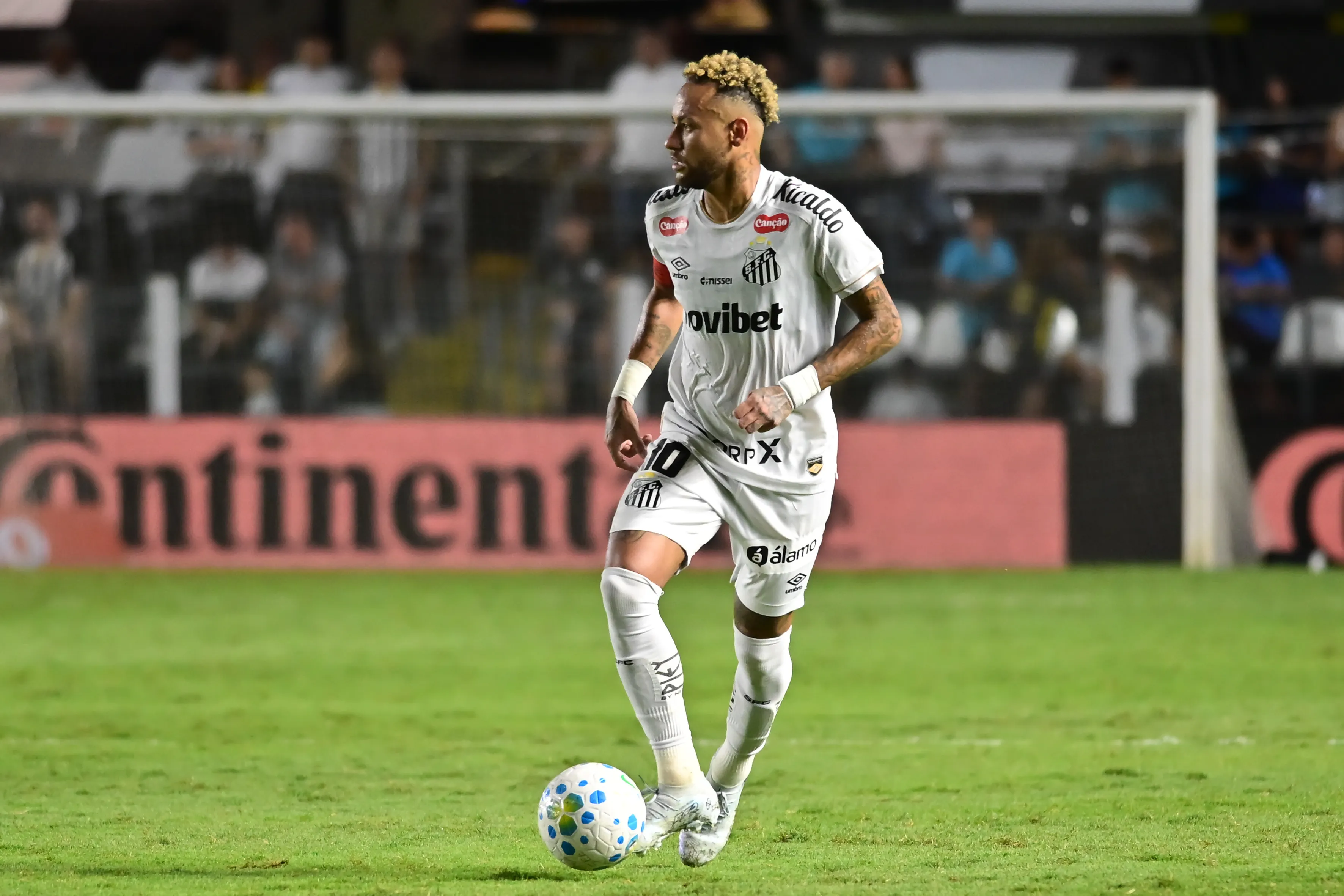 Neymar atuando no Santos – Foto: Jota Erre/AGIF