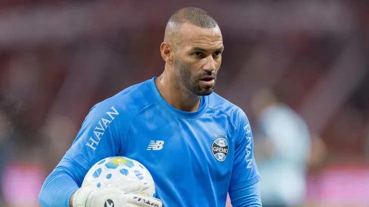 Weverton jogador do Gremio durante partida contra o Internacional no estadio Beira-Rio pelo campeonato Brasileiro A 2026. Foto: Liamara Polli/AGIF