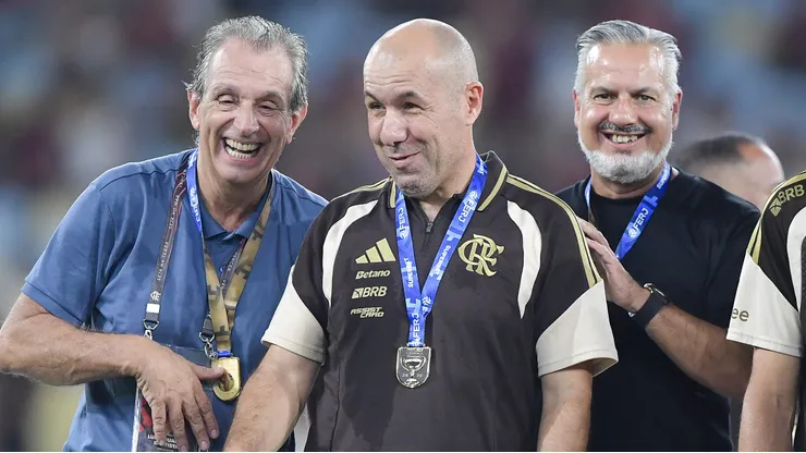 Leonardo Jardim, Bap e Boto dirigentes do Flamengo levanta a taca de campeao durante cerimonia de premiacao ao final da partida contra o Fluminense no estadio Maracana pela decisao do campeonato Carioca 2026. Foto: Thiago Ribeiro/AGIF