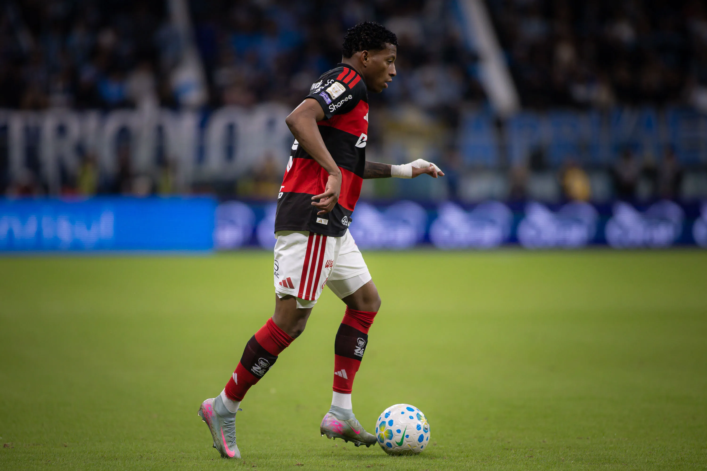 Gonzalo Plata jogador do Flamengo durante partida contra o Gremio no estadio Arena do Gremio pelo campeonato Brasileiro A 2026. Foto: Maxi Franzoi/AGIF