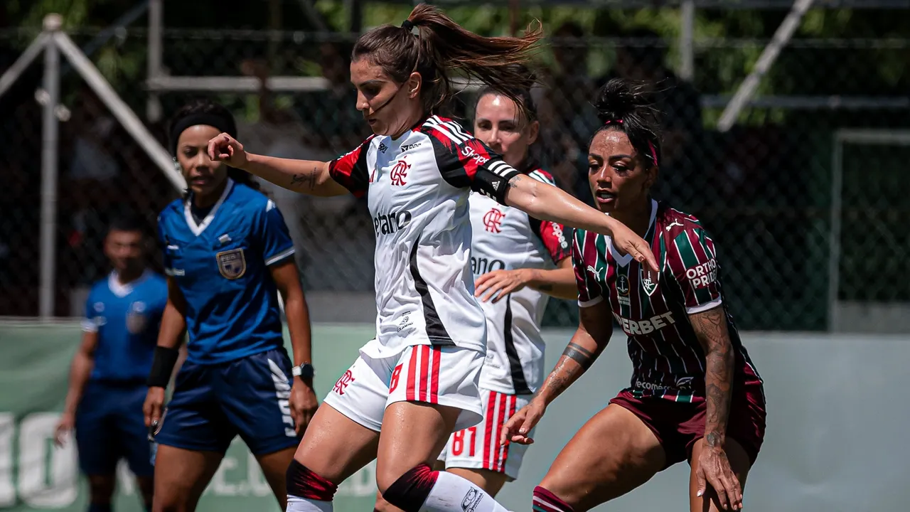 Jogadoras de Flamengo e Fluminense disputando pela bola - Foto: Paula Reis/Flamengo
