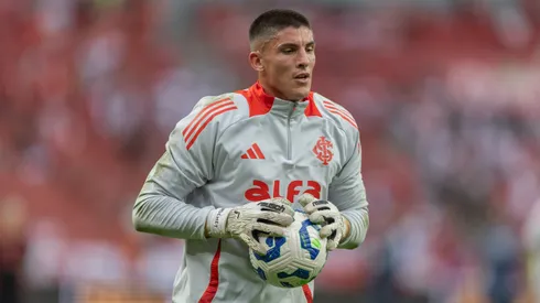 Sergio Rochet jogador do Internacional durante partida contra o Gremio no estadio Beira-Rio pelo campeonato Brasileiro A 2025. Foto: Liamara Polli/AGIF