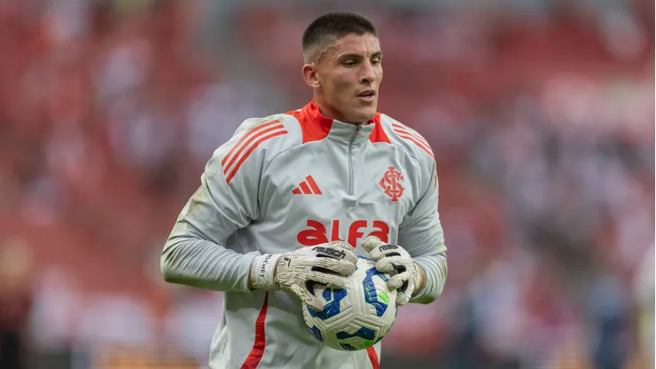 Sergio Rochet jogador do Internacional durante partida contra o Gremio no estadio Beira-Rio pelo campeonato Brasileiro A 2025. Foto: Liamara Polli/AGIF