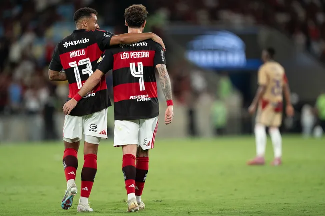 Leo Pereira jogador do Flamengo comemora seu gol anulado pelo var com Danilo jogador da sua equipe durante partida contra o Independiente Medellin no estadio Maracana pelo campeonato Copa Libertadores 2026. Foto: Jorge Rodrigues/AGIF