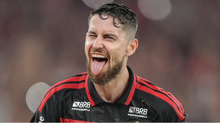 Jorginho jogador do Flamengo comemora seu gol durante partida contra o Santos no estadio Maracana pelo campeonato Brasileiro A 2026. Foto: Thiago Ribeiro/AGIF