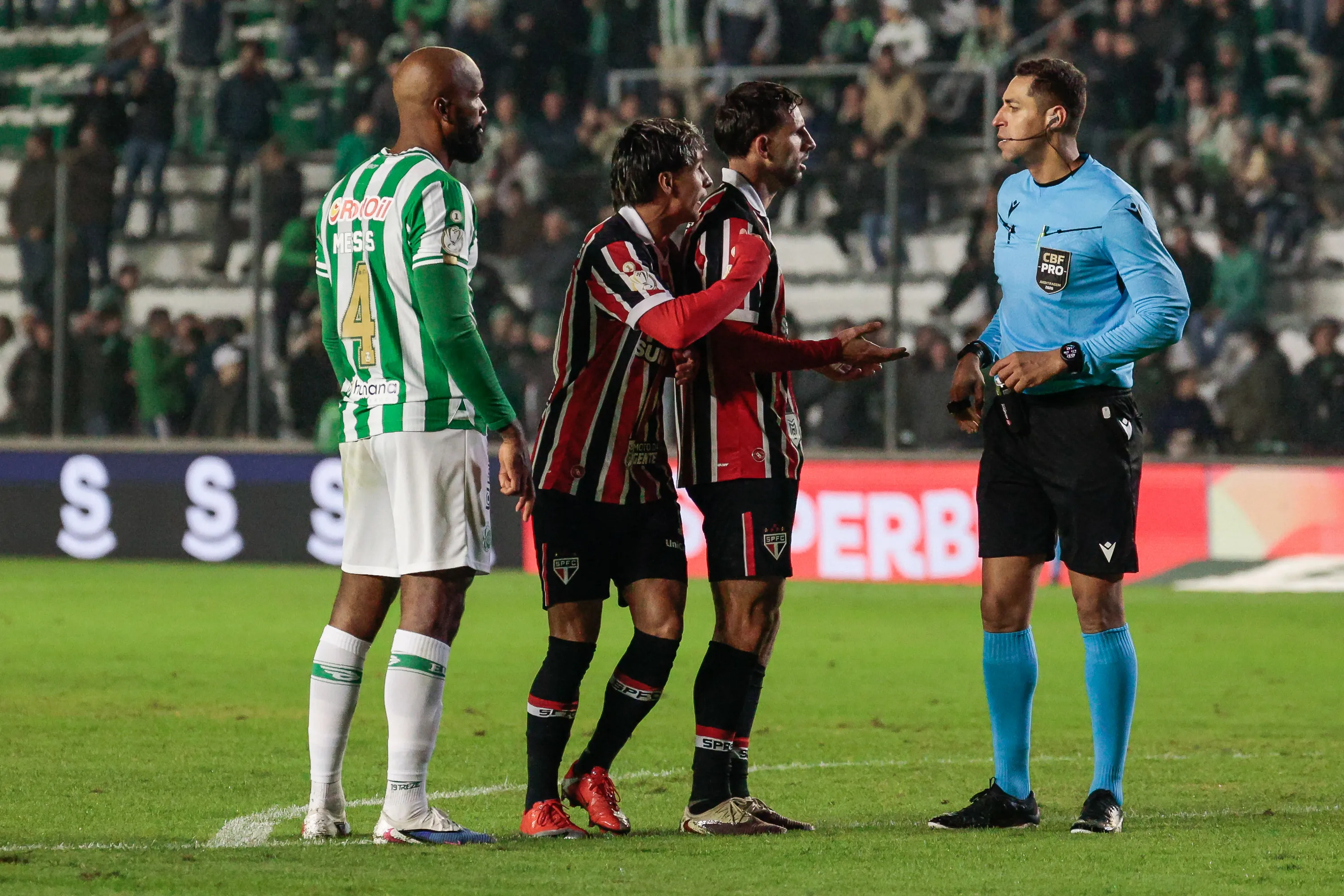 Ferreira jogador do Sao Paulo recebe cartao vermelho do arbitro durante partida contra o Juventude no estadio Alfredo Jaconi pelo campeonato Copa Do Brasil 2026. Foto: Luiz Erbes/AGIF
