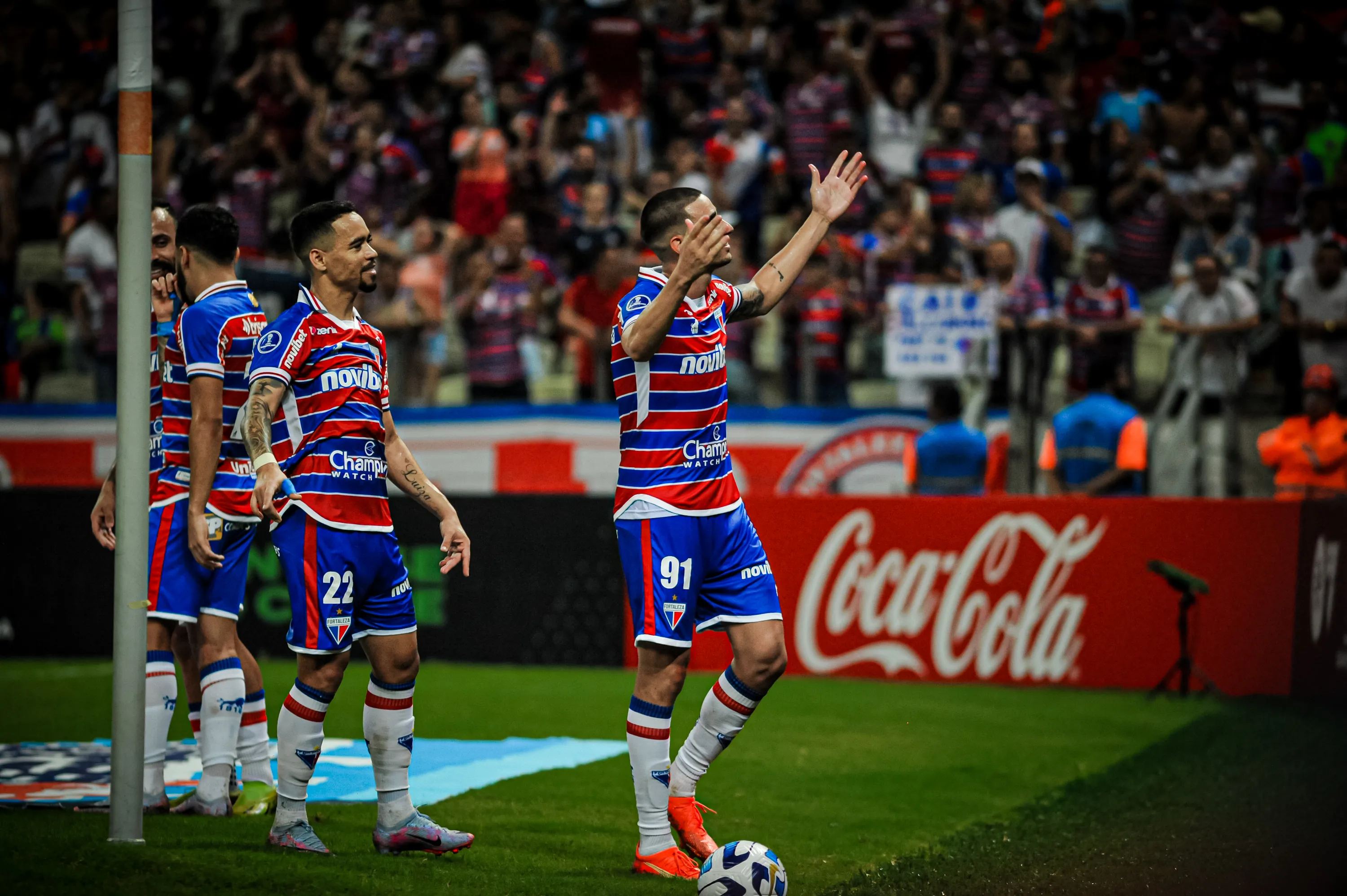CE – FORTALEZA – 04/05/2023 – COPA SUL-AMERICANA 2023, FORTALEZA X ESTUDIANTES DE MERIDA – Thiago Galhardo jogador do Fortaleza comemora seu gol durante partida contra o Estudiantes de Merida no estadio Arena Castelao pelo campeonato Copa Sul-Americana 2023. Foto: Kely Pereira/AGIF
