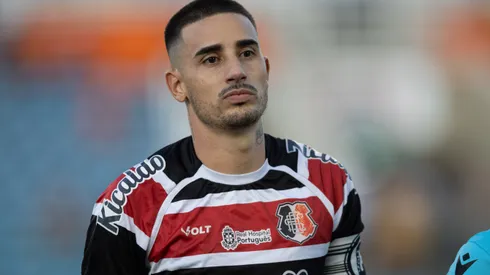 CE - FORTALEZA - 08/06/2025 - BRASILEIRO D 2025, FERROVIARIO X SANTA CRUZ - Thiago Galhardo jogador do Santa Cruz durante partida contra o Ferroviario no estadio Presidente Vargas (CE) pelo campeonato Brasileiro D 2025. Foto: Baggio Rodrigues/AGIF