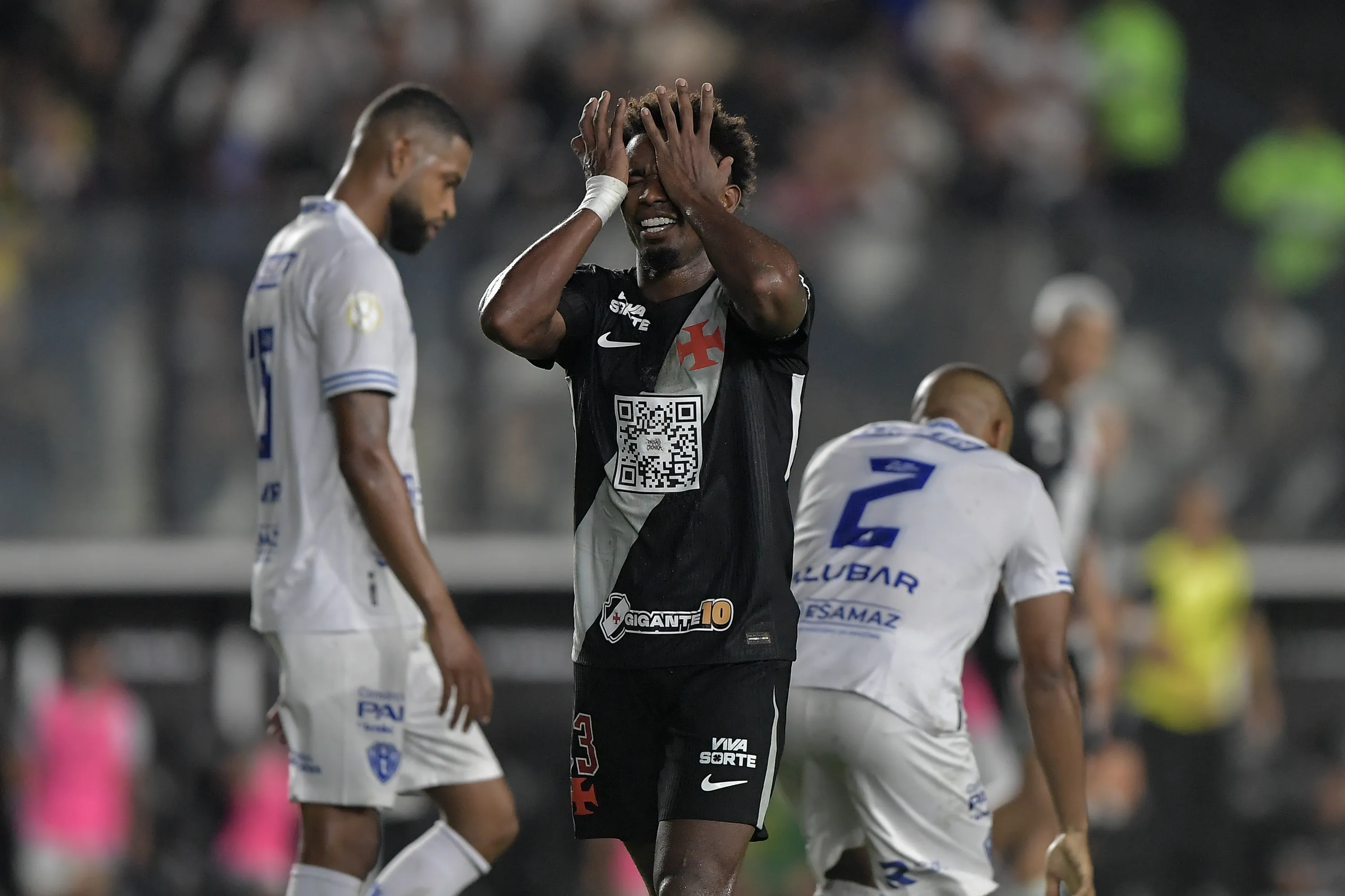 Thiago Mendes jogador do Vasco recebe cartao vermelho do arbitro durante partida contra o Paysandu no estadio Sao Januario pelo campeonato Copa Do Brasil 2026. Foto: Thiago Ribeiro/AGIF