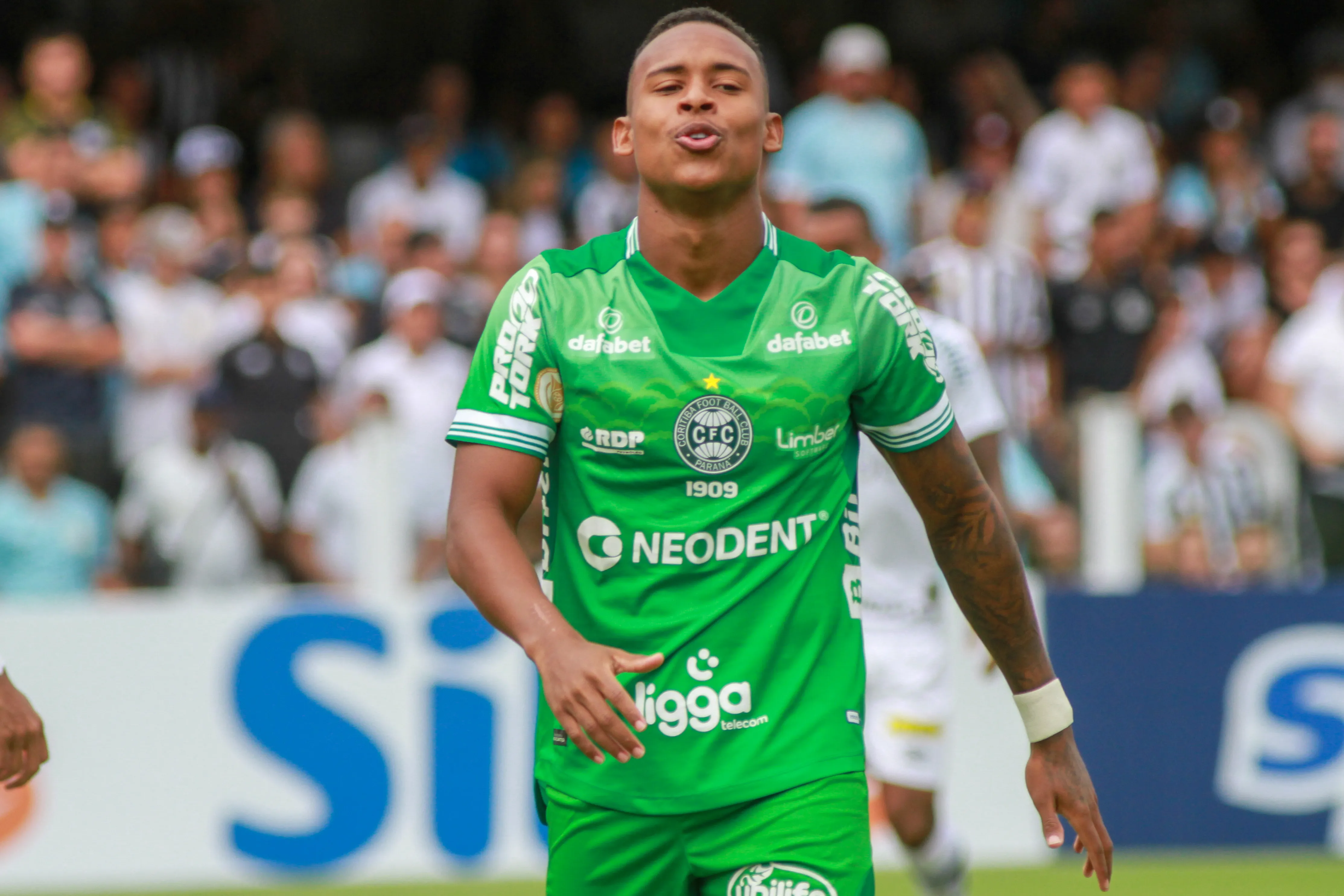 SP – Santos – 17/04/2022 – BRASILEIRO A 2022 – SANTOS X CORITIBA – Igor Paixao jogador do Coritiba lamenta chance perdida durante partida contra o Santos no estadio Vila Belmiro pelo campeonato Brasileiro A 2022. Foto: Fernanda Luz/AGIF