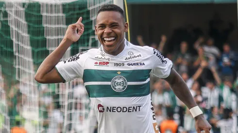 Igor Paixao jogador do Coritiba comemora seu gol durante partida contra o Maringa no estadio Couto Pereira pelo campeonato Paranaense 2022.