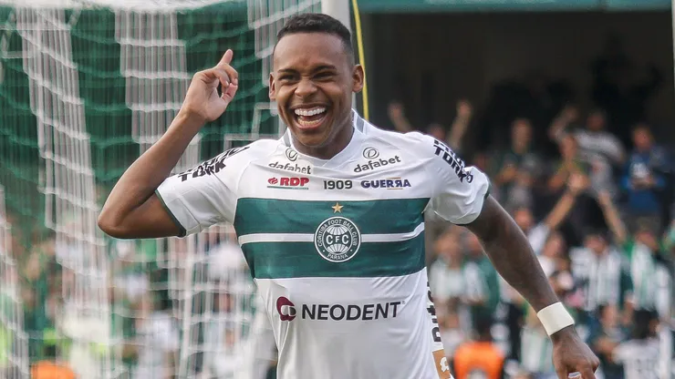 Igor Paixao jogador do Coritiba comemora seu gol durante partida contra o Maringa no estadio Couto Pereira pelo campeonato Paranaense 2022.