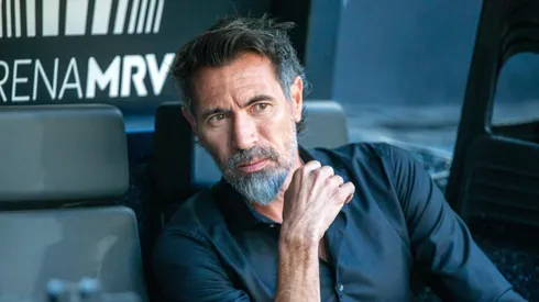 Eduardo Dominguez técnico do Atlético-MG durante partida contra o Botafogo no estádio Arena MRV pelo campeonato Brasileiro A 2026. Foto: Fernando Moreno/AGIF