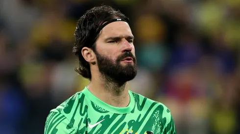 Alisson pode render aos cofres do Internacional.