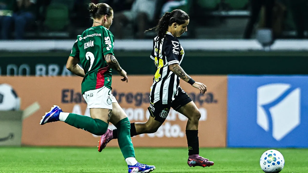 Jogadoras de Santos e Palmeiras disputam pela bola - Foto: Reinaldo Campos/Santos