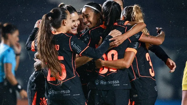 Jogadoras do Corinthians comemoram a vitória sobre o São Paulo no Brasileirão Feminino – Foto: Rodrigo Gazzanel/Corinthians