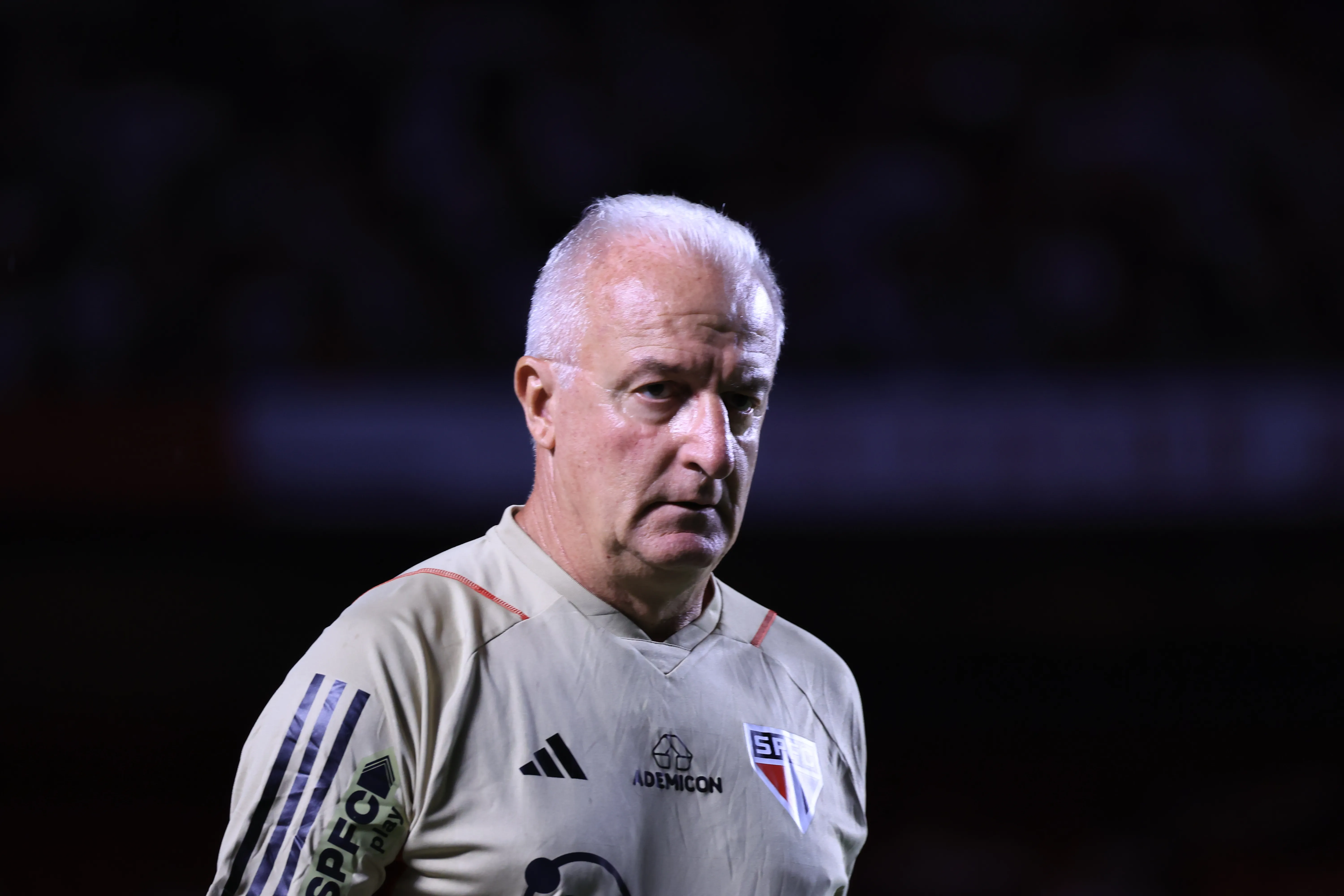Dorival durante partida contra o Coritiba no Morumbis pelo Campeonato Brasileiro 2023. Foto: Marcello Zambrana/AGIF.