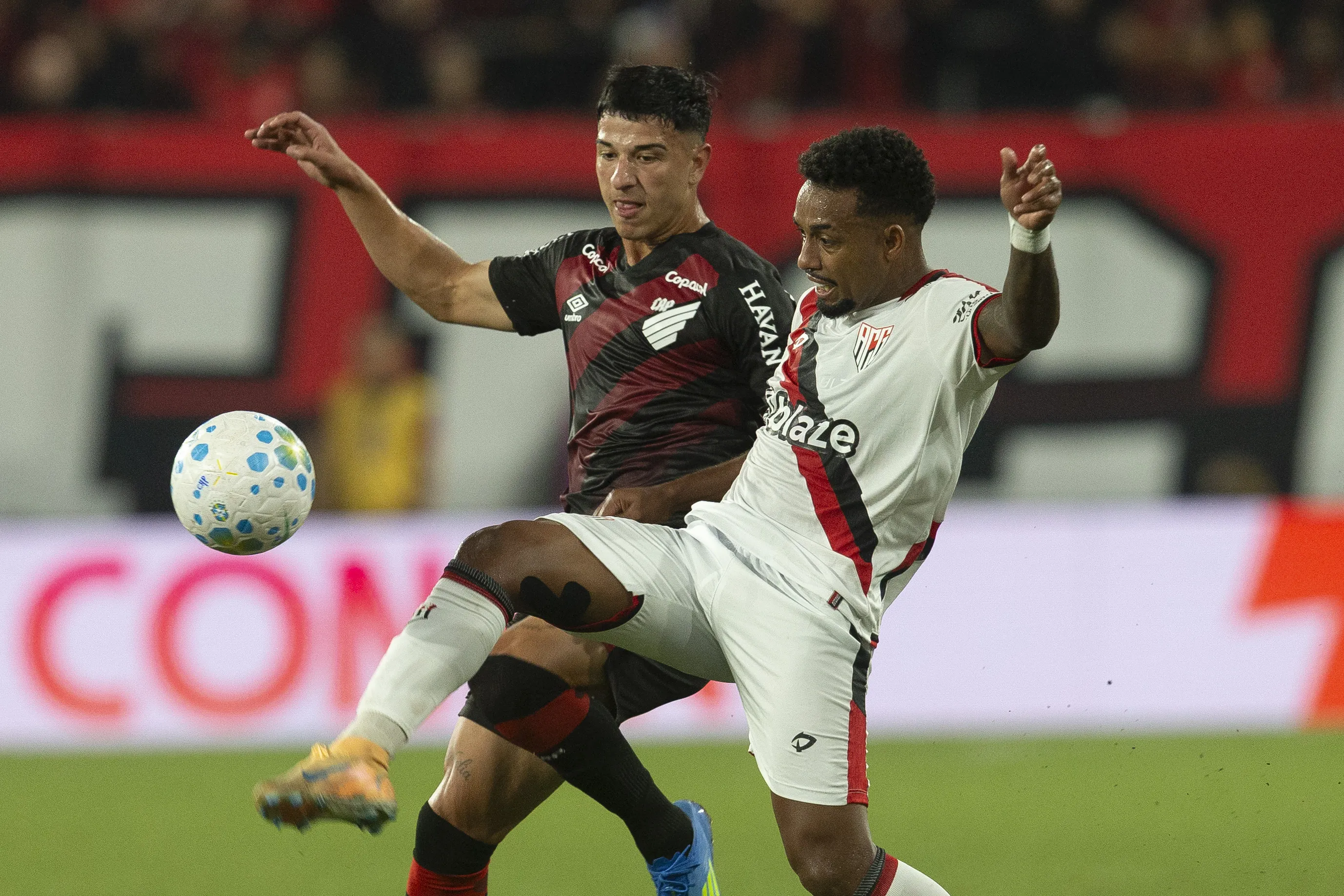 PR – CURITIBA – 23/04/2026 – COPA DO BRASIL 2026, ATHLETICO-PR X ATLETICO-GO – Esquivel jogador do Athletico-PR disputa lance com Ewerthon jogador do Atletico-GO durante partida no estadio Arena da Baixada pelo campeonato Copa Do Brasil 2026. Foto: Hedeson Alves/AGIF