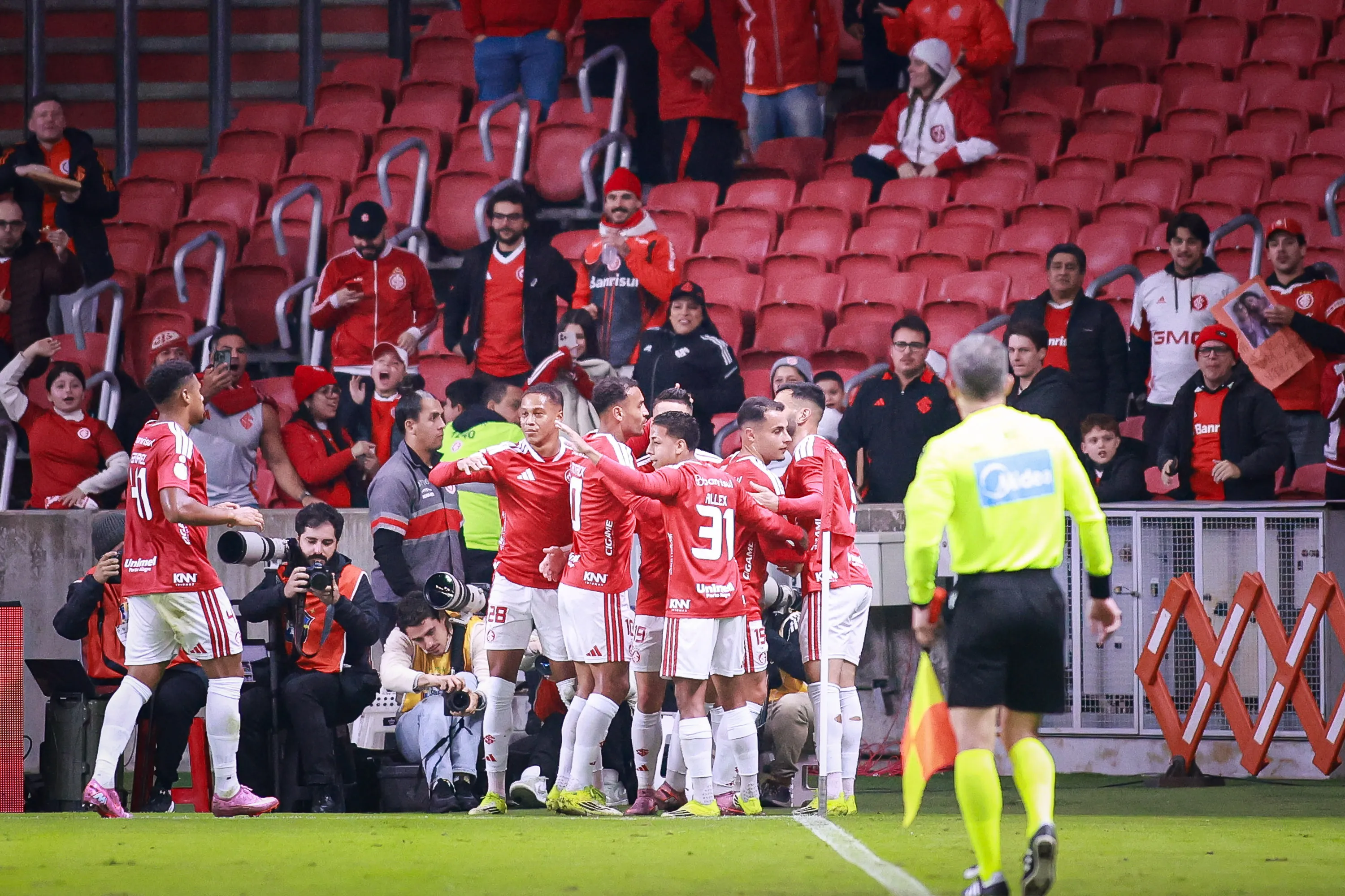 RS – PORTO ALEGRE – 12/05/2026 – COPA DO BRASIL 2026, INTERNACIONAL X ATHLETIC CLUB – Rafael Borre jogador do Internacional comemora seu gol com jogadores do seu time durante partida contra o Athletic Club no estadio Beira-Rio pelo campeonato Copa Do Brasil 2026. Foto: Maxi Franzoi/AGIF