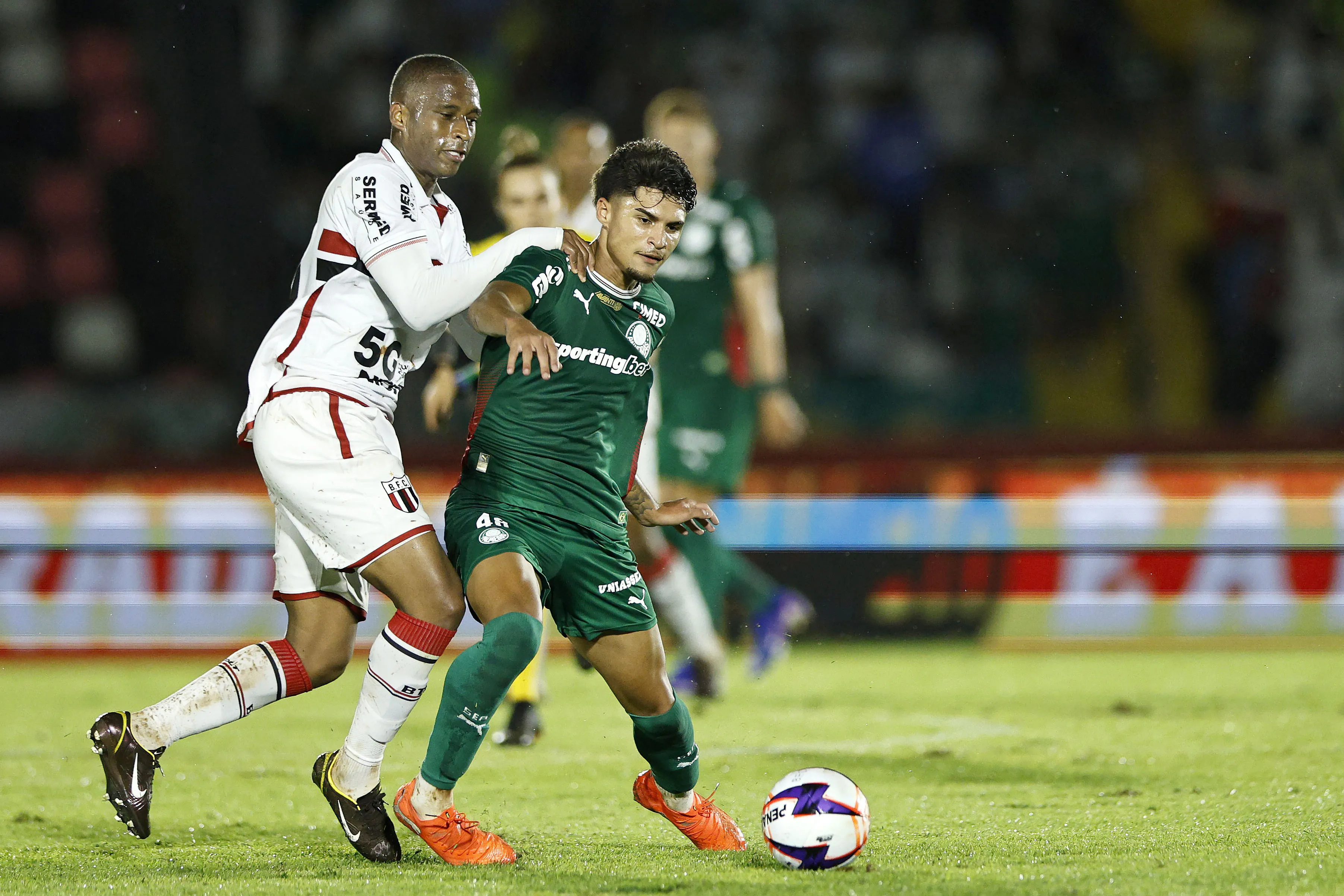 SP – RIBEIRAO PRETO – 01/02/2026 – PAULISTA 2026, BOTAFOGO-SP X PALMEIRAS – Larson jogador do Palmeiras durante partida contra o Botafogo-SP no estadio Santa Cruz pelo campeonato Paulista 2026. Foto: Thiago Calil/AGIF
