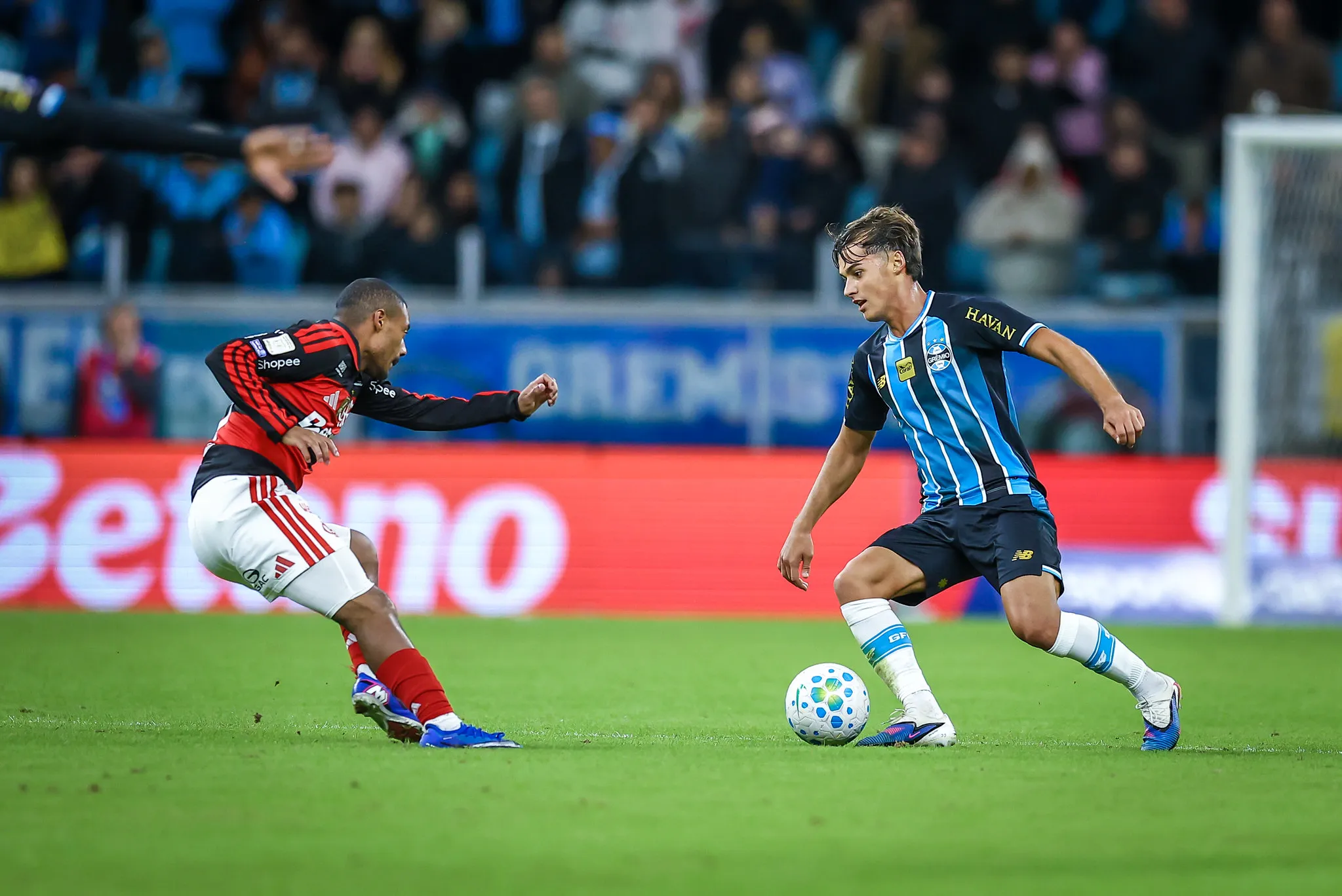 Tiaguinho atuando em Grêmio x Flamengo – Foto: Lucas Uebel/Grêmio