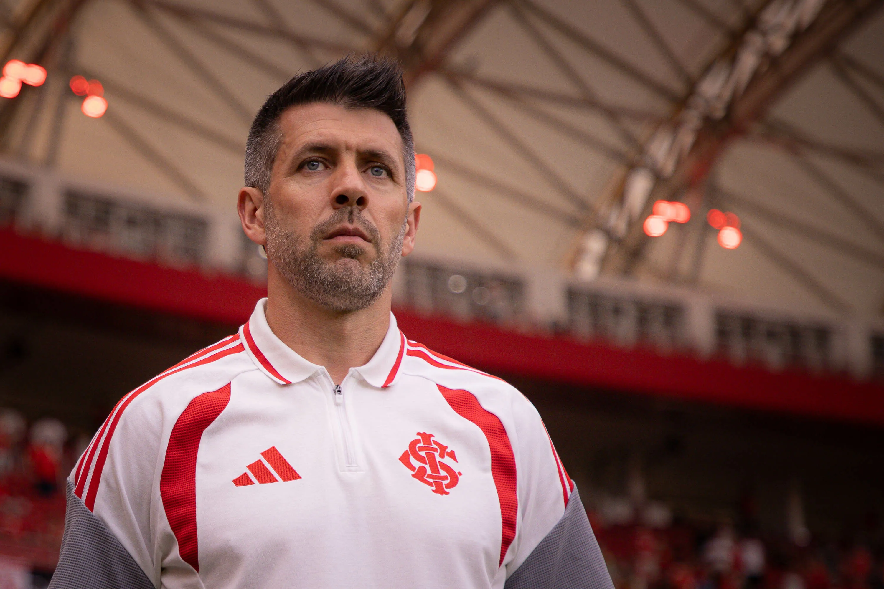 Paulo Pezzolano durante partida contra o Athletico-PR no Beira-Rio pelo campeonato Brasileiro A 2026. Foto: Maxi Franzoi/AGIF.
