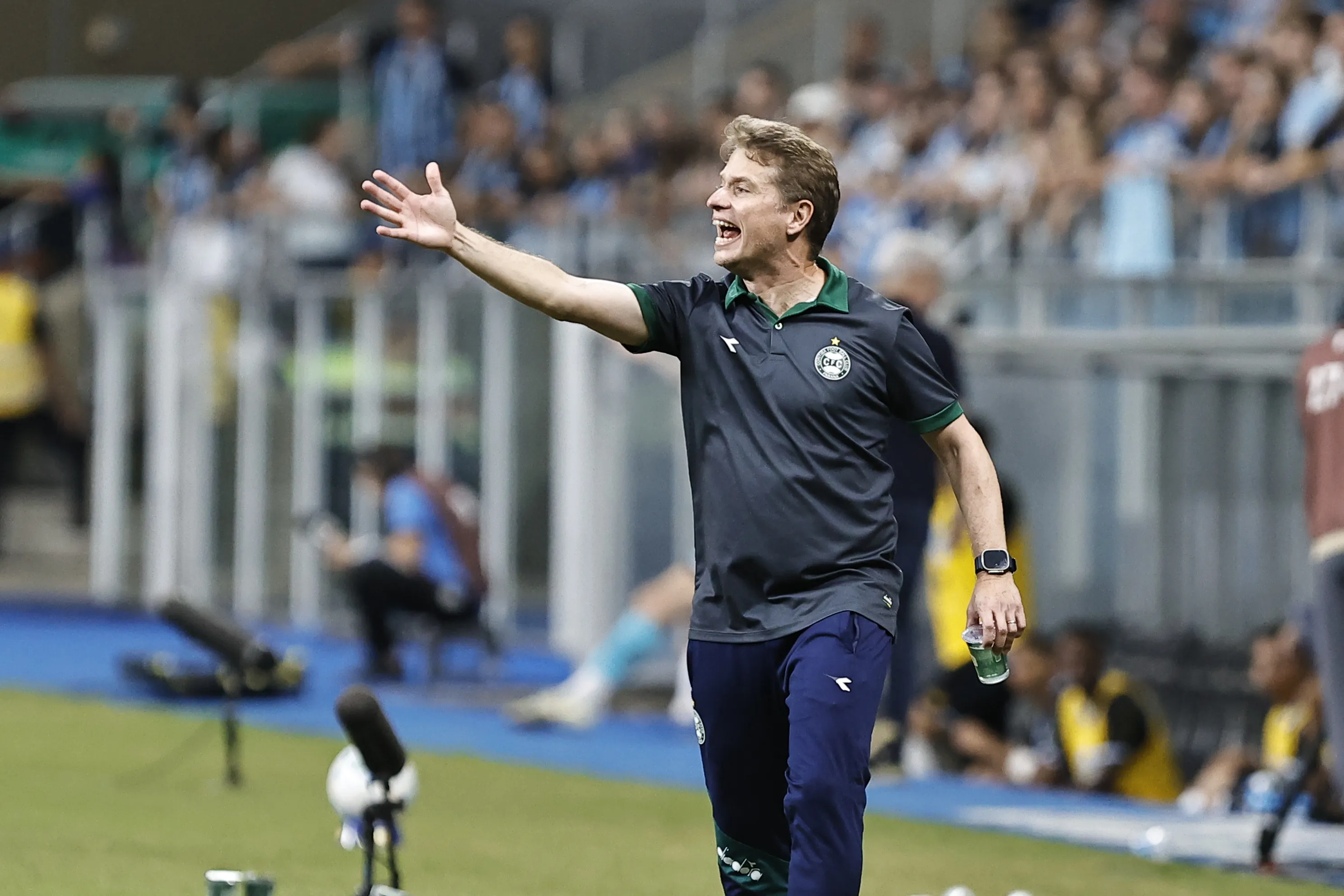 RS – PORTO ALEGRE – 26/04/2026 – BRASILEIRO A 2026, GREMIO X CORITIBA – Fernando Seabra tecnico do Coritiba durante partida contra o Gremio no estadio Arena do Gremio pelo campeonato Brasileiro A 2026. Foto: Roberto Vinicius/AGIF