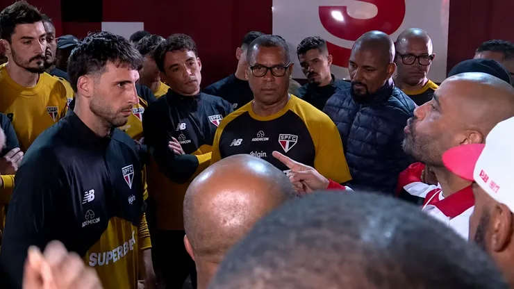 Calleri ouve torcida do São Paulo. Foto: TV Globo