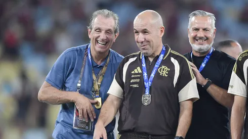 RJ - RIO DE JANEIRO - 08/03/2026 - CARIOCA 2026, FLUMINENSE X FLAMENGO - Leonardo Jardim, Bap e Boto dirigentes do Flamengo levanta a taca de campeao durante cerimonia de premiacao ao final da partida contra o Fluminense no estadio Maracana pela decisao do campeonato Carioca 2026. Foto: Thiago Ribeiro/AGIF