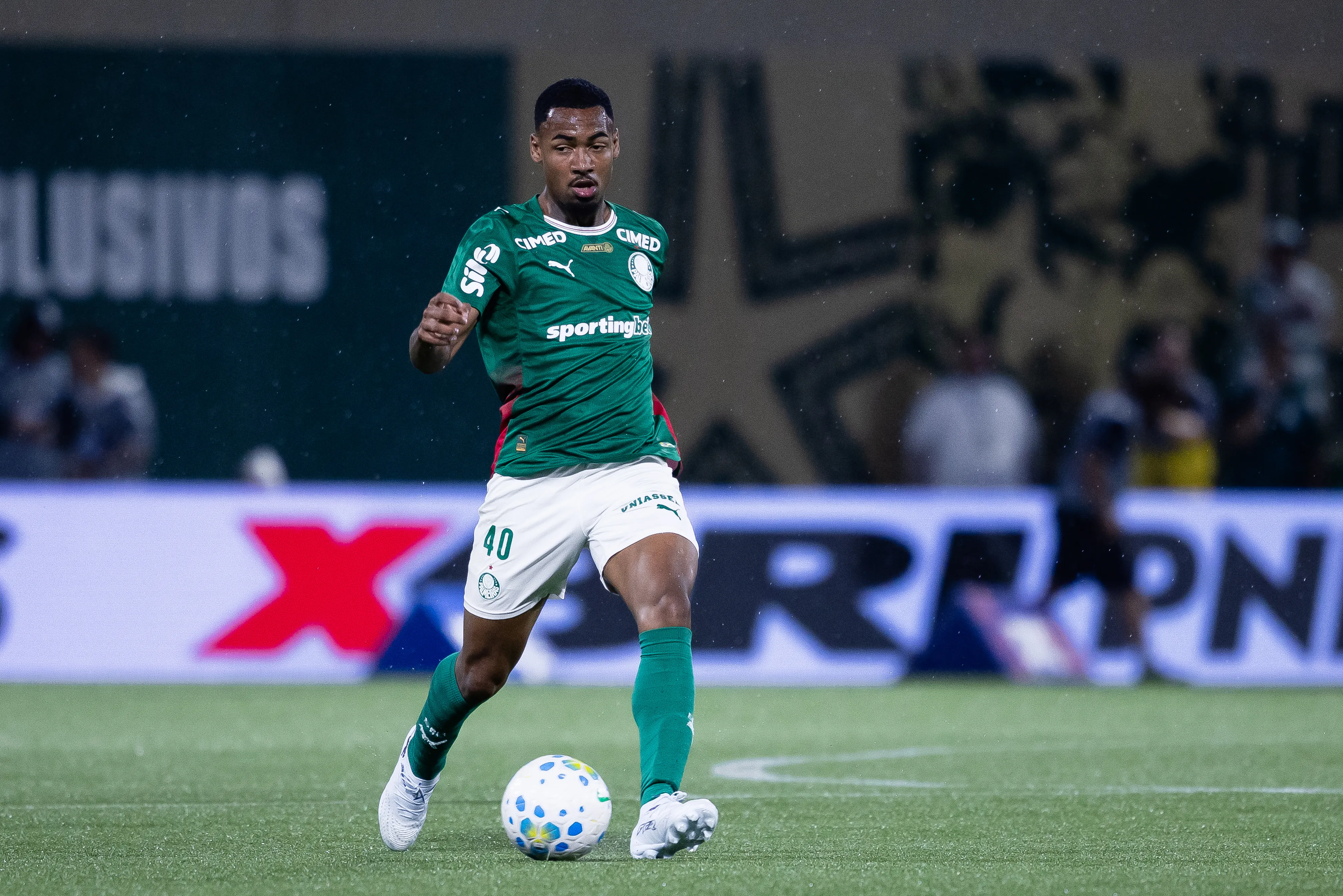 Allan, jogador do Palmeiras, durante partida contra o Grêmio – Foto: Ettore Chiereguini/AGIF