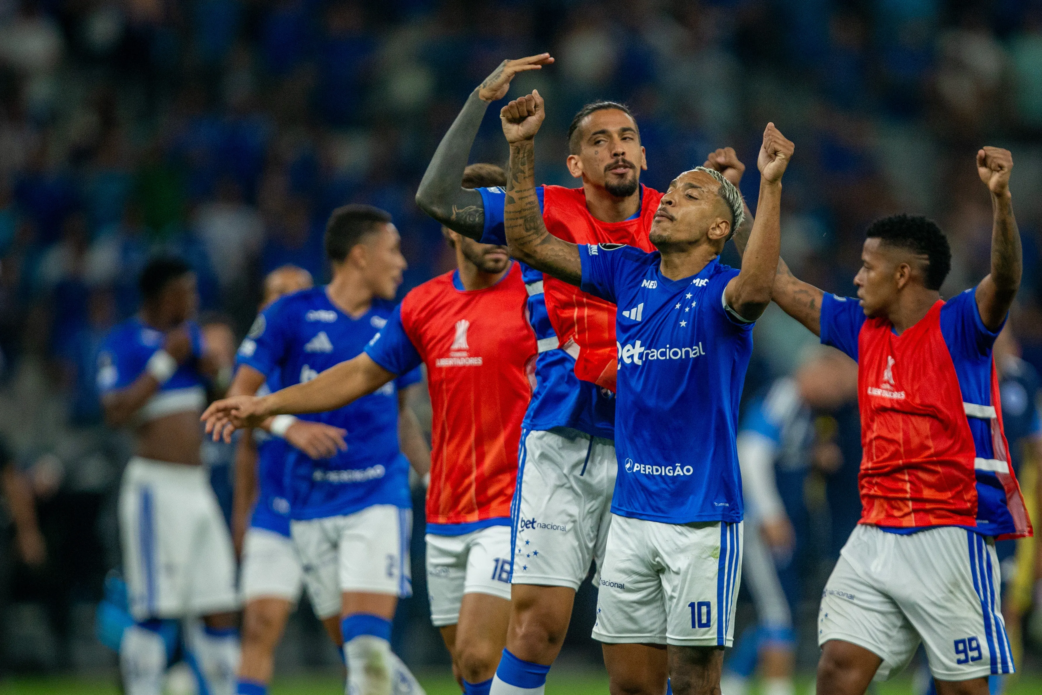 MG – BELO HORIZONTE – 28/04/2026 – COPA LIBERTADORES 2026, CRUZEIRO X BOCA JUNIORS – Jogadores do Cruzeiro comemoram vitoria ao final da partida contra o Boca Juniors no estadio Mineirao pelo campeonato Copa Libertadores 2026. Foto: Fernando Moreno/AGIF