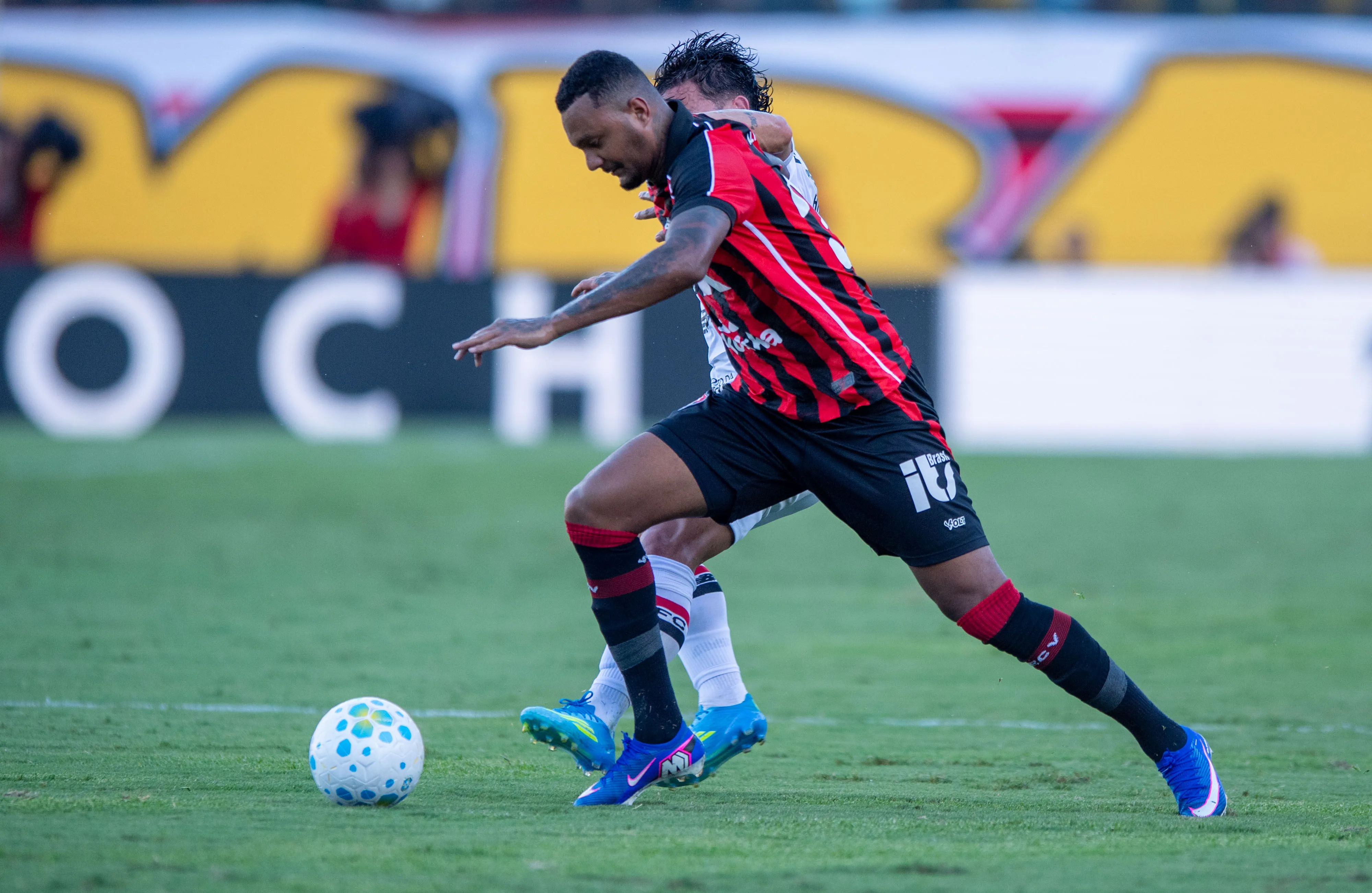 BA – SALVADOR – 11/04/2026 – BRASILEIRO A 2026, VITORIA X SAO PAULO – Luan Candido jogador do Vitoria durante partida contra o Sao Paulo no estadio Barradao pelo campeonato Brasileiro A 2026. Foto: Jhony Pinho/AGIF