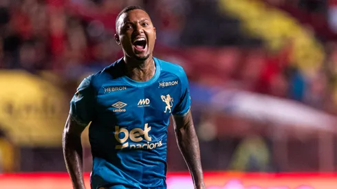 Luan Candido jogador do Sport comemora seu gol durante partida contra o Fluminense no estadio Ilha do Retiro pelo campeonato Brasileiro A 2025.