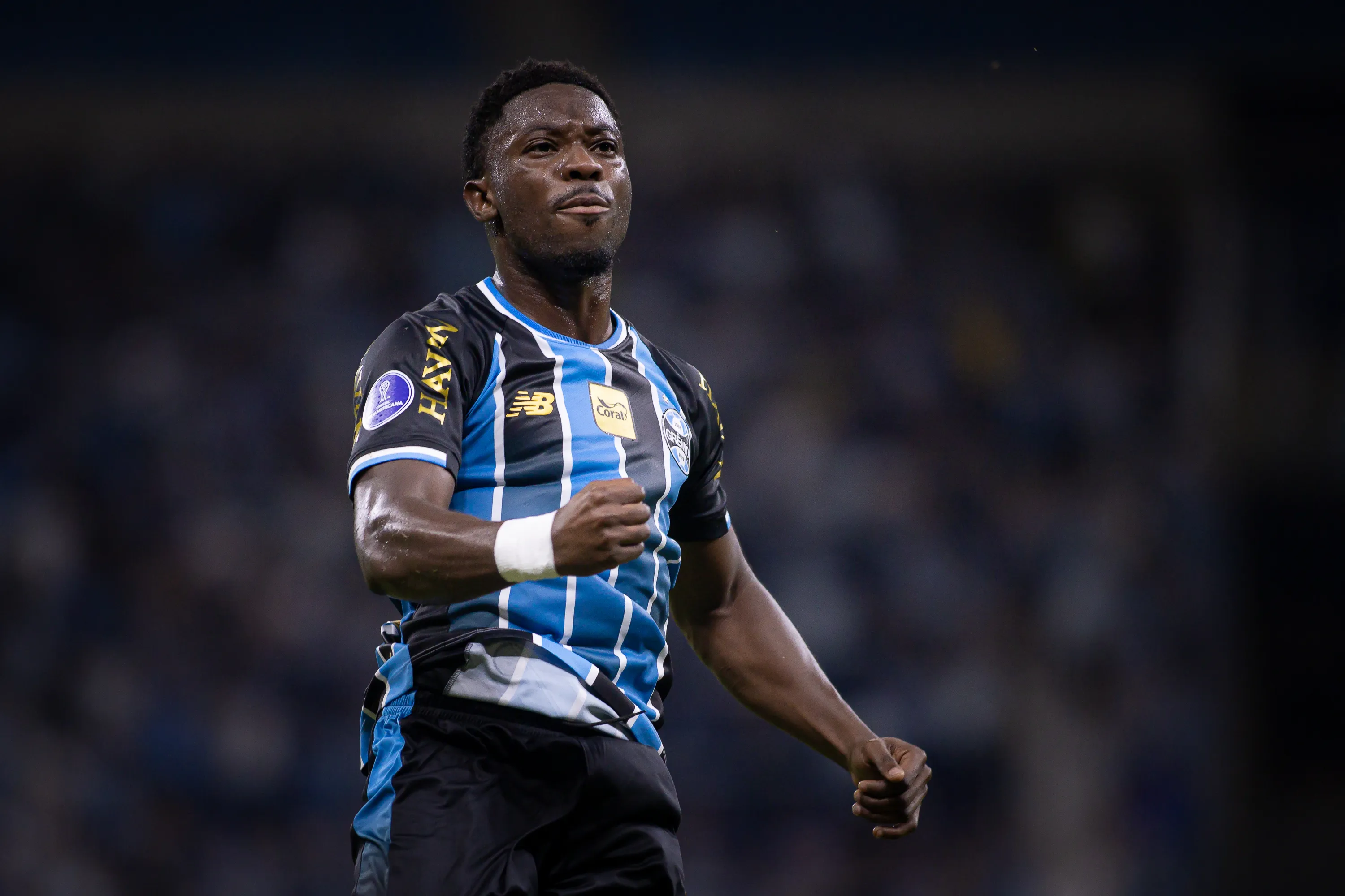 RS – PORTO ALEGRE – 14/04/2026 – COPA SUL-AMERICANA 2026, GREMIO X DEPORTIVO RIESTRA – Francis Amuzu jogador do Gremio comemora seu gol durante partida contra o Deportivo Riestra no estadio Arena do Gremio pelo campeonato Copa Sul-Americana 2026. Foto: Maxi Franzoi/AGIF