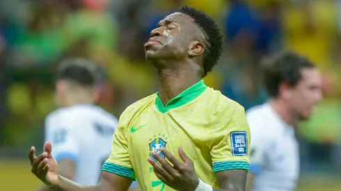 Vinicius Junior jogador do Brasil lamenta durante partida contra o Uruguai no estádio Arena Fonte Nova pelo campeonato Eliminatórias Copa Do Mundo 2026. Foto: Jhony Pinho/AGIF