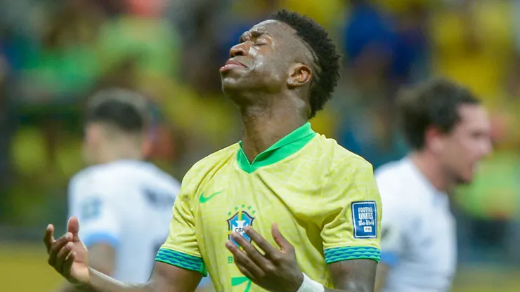 Vinicius Junior jogador do Brasil lamenta durante partida contra o Uruguai no estádio Arena Fonte Nova pelo campeonato Eliminatórias Copa Do Mundo 2026. Foto: Jhony Pinho/AGIF