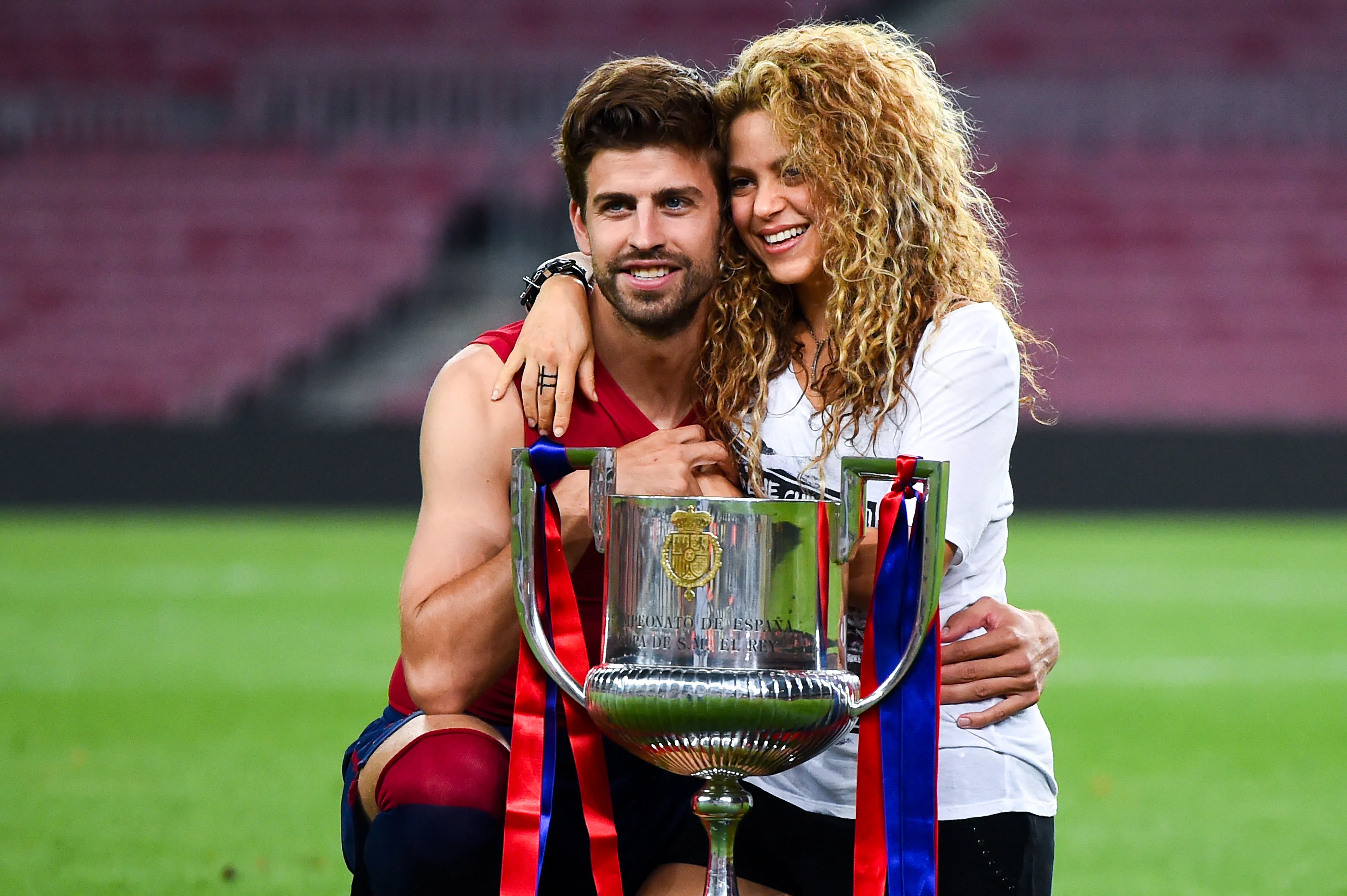Gerard Piqué, do FC Barcelona, ​​e Shakira posam com o troféu após a vitória do FC Barcelona na final da Copa do Rei contra o Athletic Club, no Camp Nou, em 30 de maio de 2015, em Barcelona, ​​Espanha. (Foto de David Ramos/Getty Images)