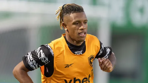 Danilo durante aquecimento para partida contra a Chapecoense na Copa do Brasil de 2026.