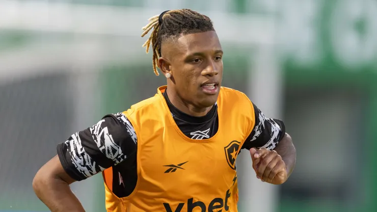 Danilo durante aquecimento para partida contra a Chapecoense na Copa do Brasil de 2026.