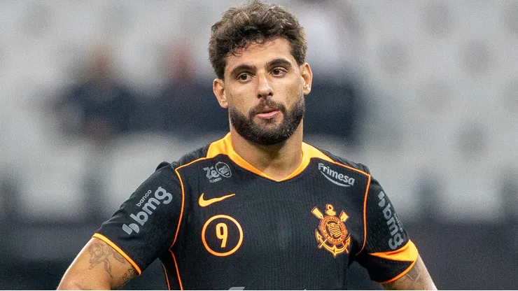 Yuri Alberto durante confronto contra o Flamengo no Brasileirão de 2025.