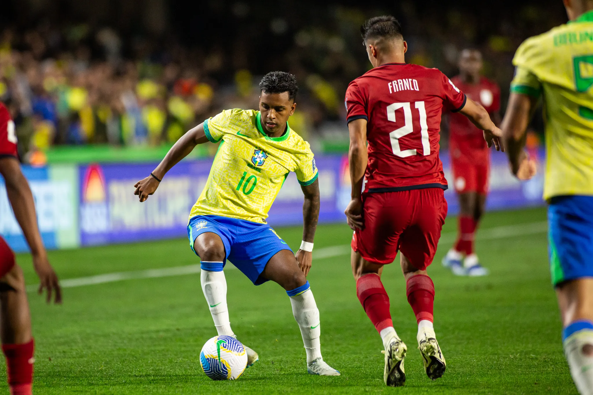 Rodrygo durante partida contra o Equador nas Eliminatórias da Copa Do Mundo de 2026. Foto: Luis Garcia/AGIF