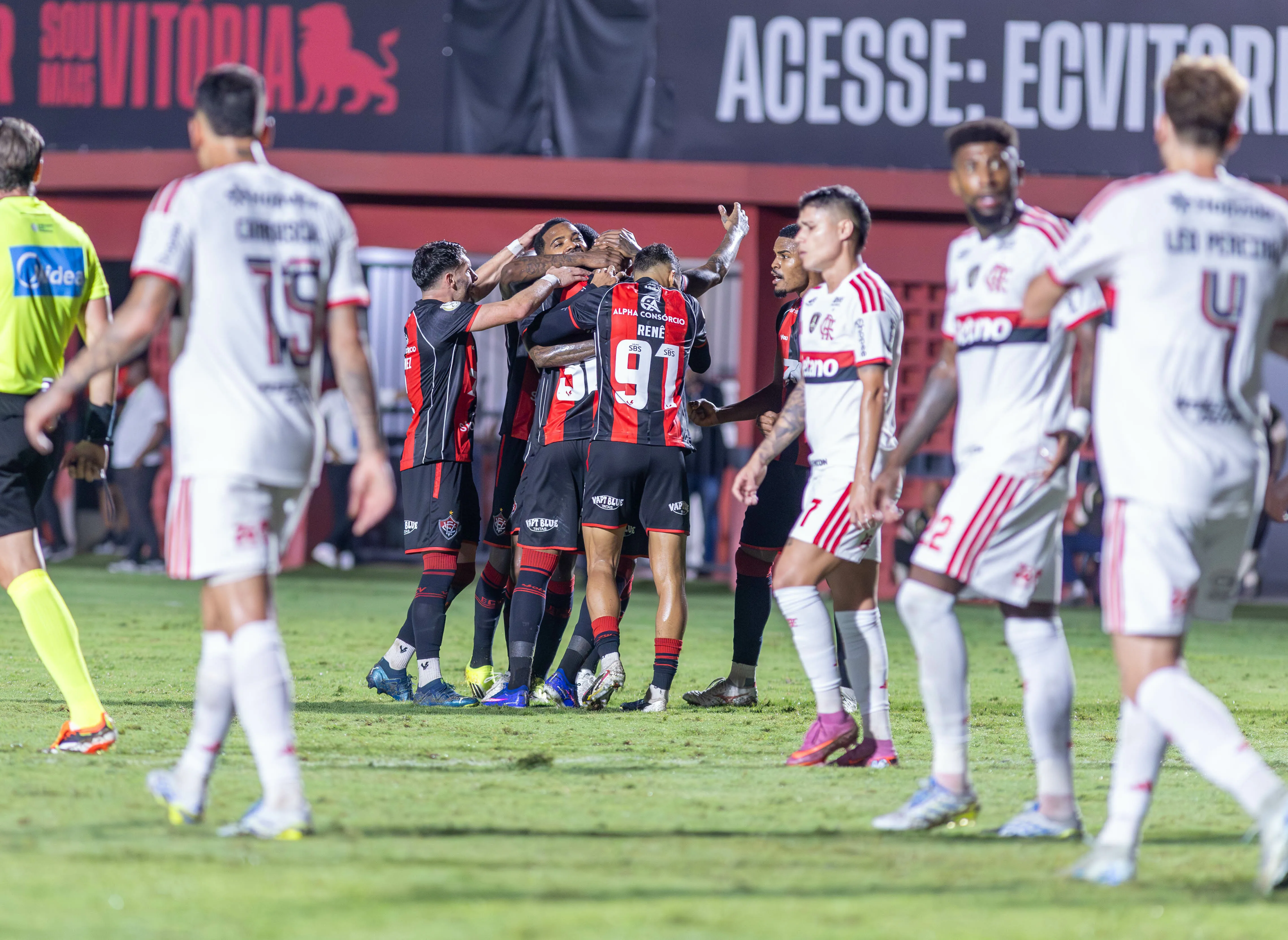 BA – SALVADOR – 14/05/2026 – COPA DO BRASIL 2026, VITORIA X FLAMENGO – Luan Candido jogador do Vitoria comemora seu gol durante partida contra o Flamengo no estadio Barradao pelo campeonato Copa Do Brasil 2026. Foto: Marcio Jose/AGIF