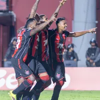 Luan Cândido celebra primeiro gol pelo Vitória contra Flamengo