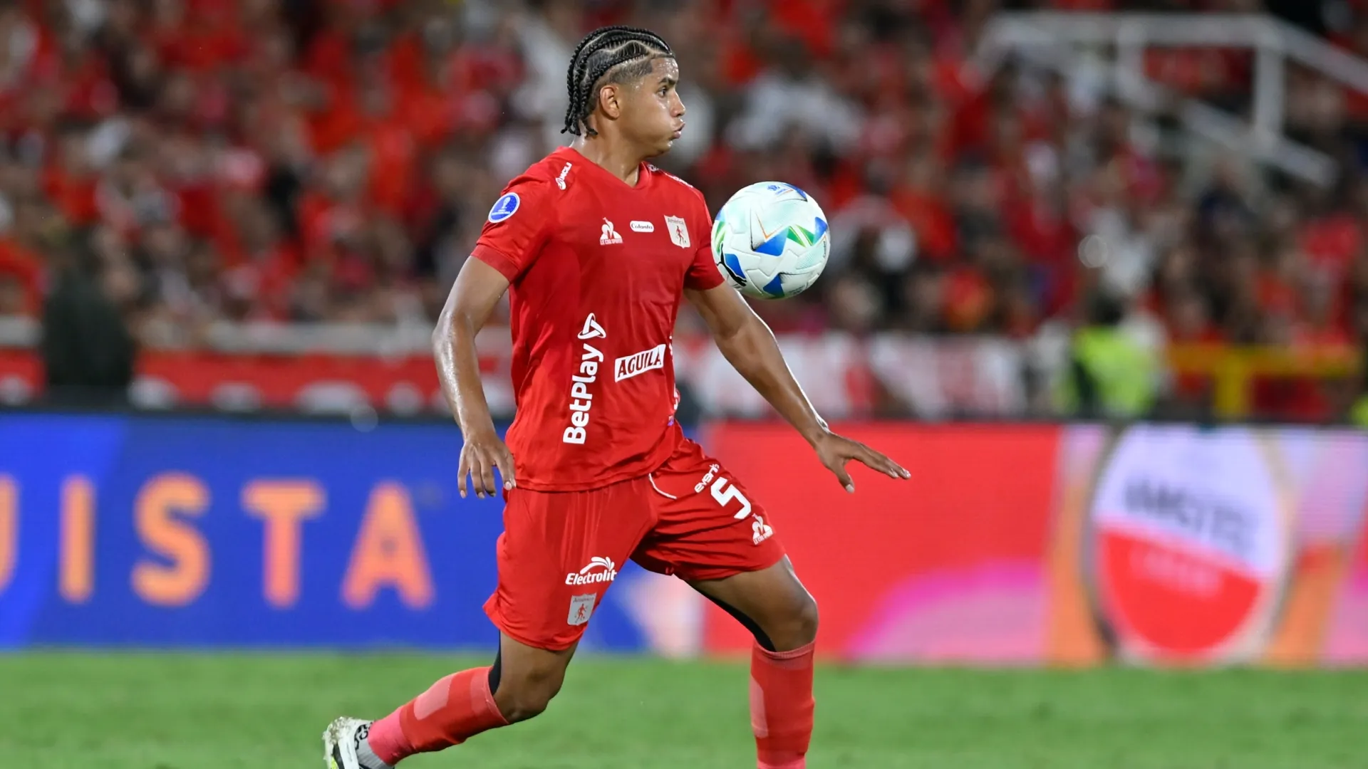 Josen Escobar, do América de Cali, domina a bola durante a partida de ida das oitavas de final da CONMEBOL Sudamericana entre América de Cali e Fluminense no Estádio Olímpico Pascual Guerrero, em 12 de agosto de 2025, em Santiago de Cali, Colômbia. (Foto de Gabriel Aponte/Getty Images)