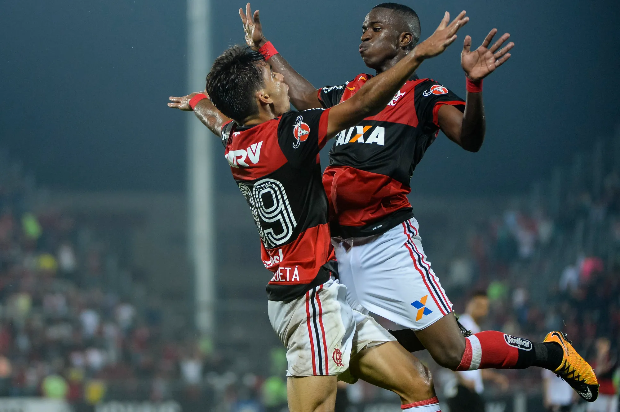 RJ – Rio de Janeiro – 19/08/2017 – Brasileiro A 2017, Flamengo x Atletico-GO – Vinicius Jr do Flamengo comemora seu gol com Lucas Paqueta durante partida contra o Atletico-GO no estadio Ilha do Urubu pelo Campeonato Brasileiro A 2017 Foto: Fernando Soutello/AGIF